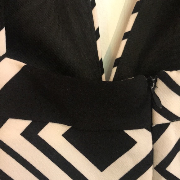 Short mini skirt look 60’s dream outfit! Graphic, classy and elegant and cool. - Picture 16 of 17